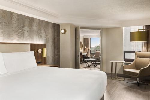 多伦多多伦多机场皇冠假日酒店的一间带大床的卧室和一间客厅