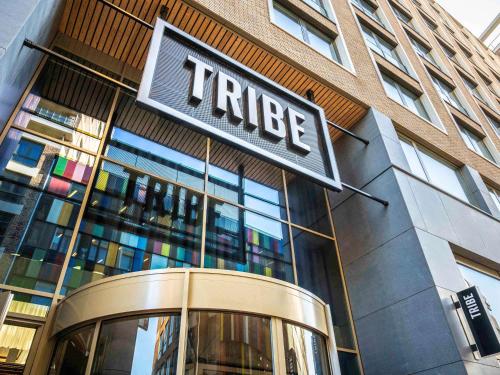 阿姆斯特丹Tribe Amsterdam City的大楼前的酒店标志