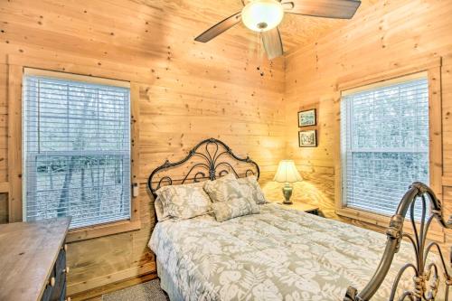 乔治敦Pet-Friendly Santee River Retreat with Private Dock!的一间卧室设有一张床和两个窗户。