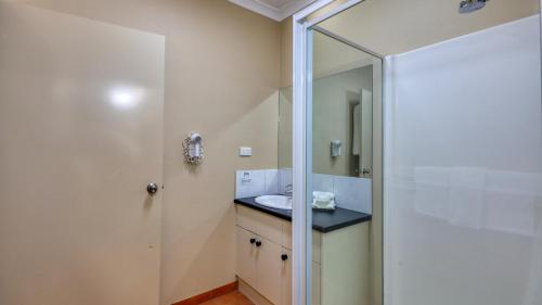 莫阿马梅尼亚大桥公寓式酒店的一间带水槽和镜子的浴室