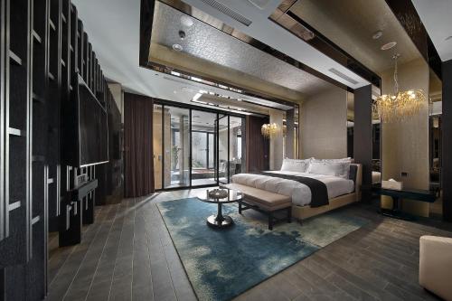 台中市天韵旅馆 的一间卧室配有一张床、一张沙发和一张桌子