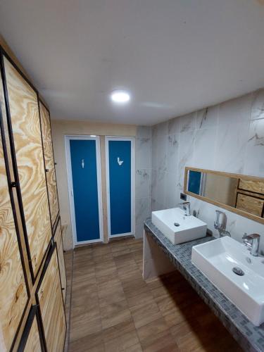 坎昆Venado 28的浴室设有2个水槽和镜子