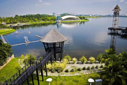 普特拉贾亚The Icon 3 Condo in IOI City Mall Putrajaya, Pool View的水体和桥梁的景色