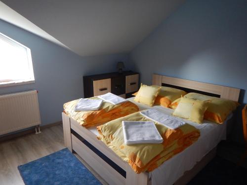 莫劳豪洛姆Sissy Vendégház的一间卧室配有带2张床单和枕头的床。