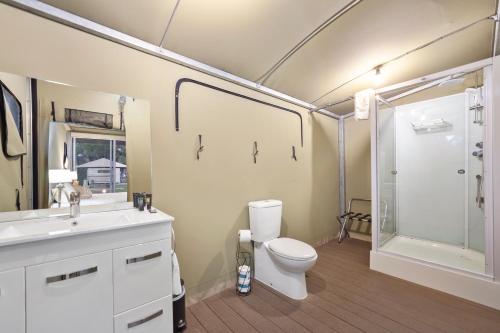 CootharabaHabitat Noosa的浴室配有卫生间、淋浴和盥洗盆。