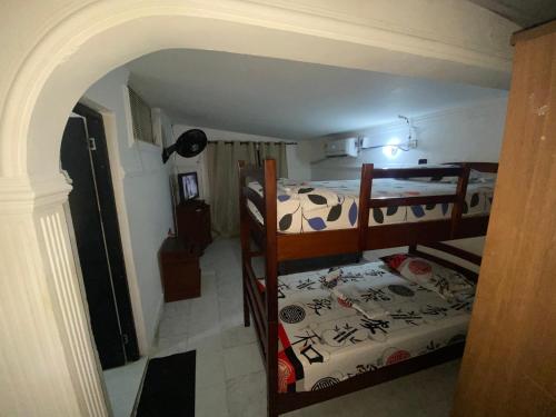 圣玛尔塔Apartamento En Los Ángelesツ的一间卧室配有两张双层床。