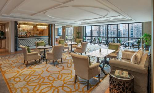曼谷曼谷雅典娜豪华精选酒店 （万豪酒店）的一间设有桌椅的餐厅,享有美景。