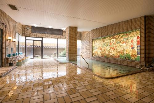 笛吹市Isawa Tokiwa Hotel的大堂墙上有大画