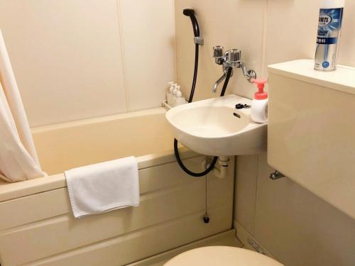 热海Pension Todoroki的浴室配有盥洗盆、卫生间和浴缸。
