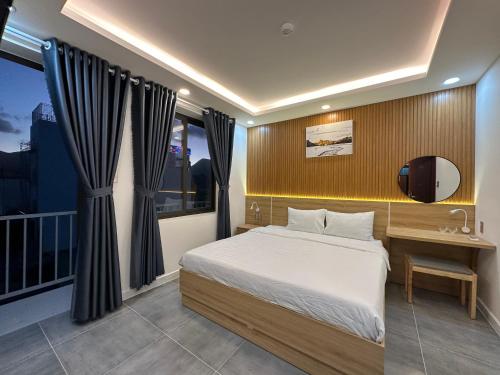 昆岛Ngọc Anh Hotel的一间卧室设有一张床和一个大窗户
