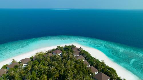 芭环礁Avani Plus Fares Maldives Resort - 50 percent off on Seaplane transfer for stays until 22 December 2024的海滩上的度假村的空中景观