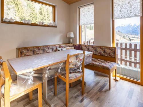 兰格尔斯道夫Chalet in Rangersdorf in Carinthia near ski area的一间带桌椅和窗户的用餐室