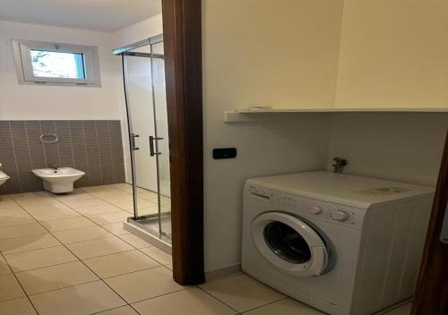 米兰马瑞提那Residence La Settima的一间带卫生间的浴室内的洗衣机