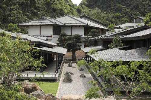 Cẩm PhảYoko Onsen Quang Hanh的前方是一座带花园的亚洲房屋