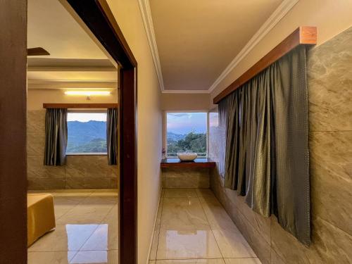 瓦加蒙Green Palace Resort的一间带步入式淋浴间的浴室和窗户。