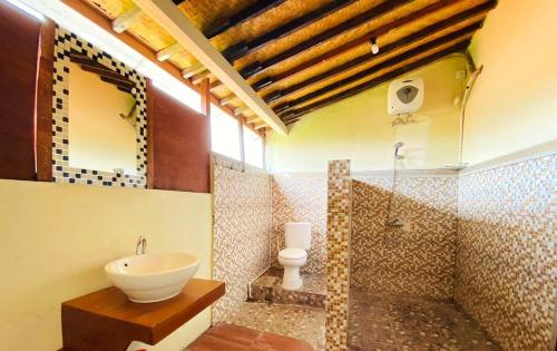 坎古Urban Jungle House Bali的一间带水槽和卫生间的浴室