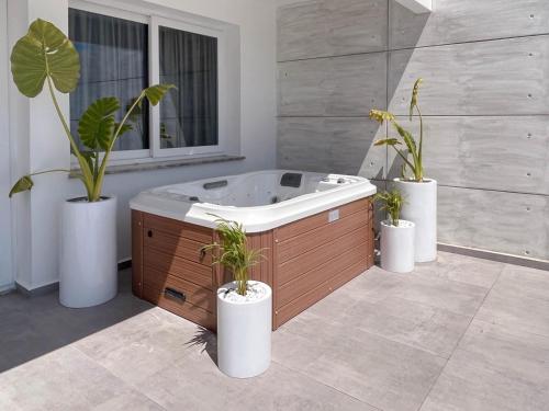 IskeleCourtyard Long Beach Holiday Resort的浴室内装有三个盆栽植物的浴缸
