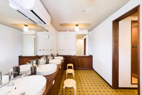静冈Hotel New Moustache的浴室设有4个水槽和一排镜子