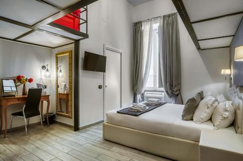 罗马Operà Suites Pinciana的酒店客房配有一张床、一张书桌和一张书桌。