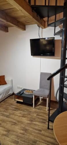 克维曾Zimna Apartments的客厅配有沙发、椅子和电视