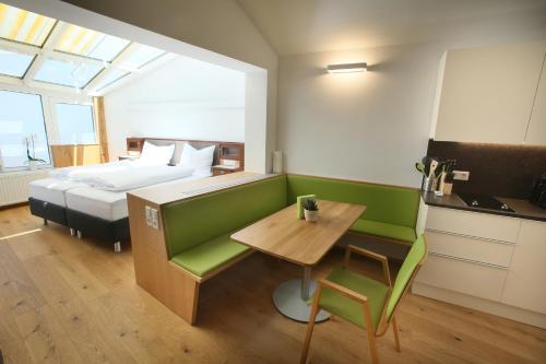 HoritschonIBY-LEHRNER WEIN-GUT und WEIN-Träumerei的酒店客房配有一张床、一张桌子和一张床