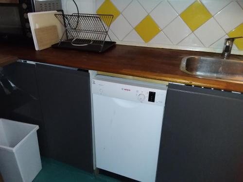 罗斯基勒Københavnsvej的厨房配有白色洗碗机和水槽