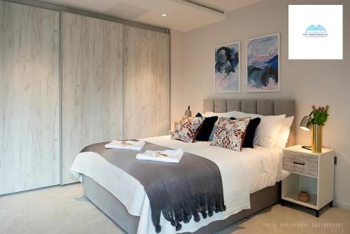 伦敦Stunning 1 Bed apartment at Kings Cross-St Pancras By City Apartments UK Short Lets Serviced Accommodation的一间卧室配有一张大床和两条毛巾