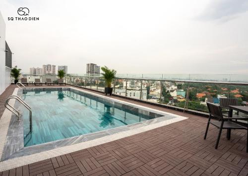 胡志明市SQ Thao Dien的建筑物屋顶上的游泳池