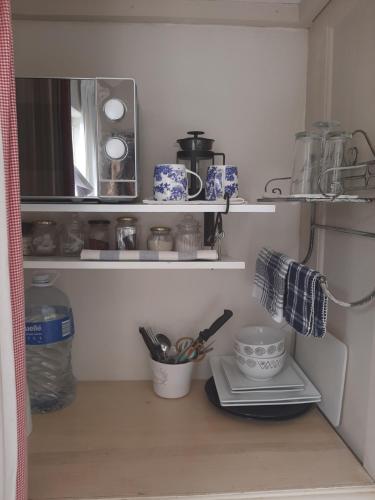 阿古拉斯吉夫特民宿的厨房配有带餐具的架子