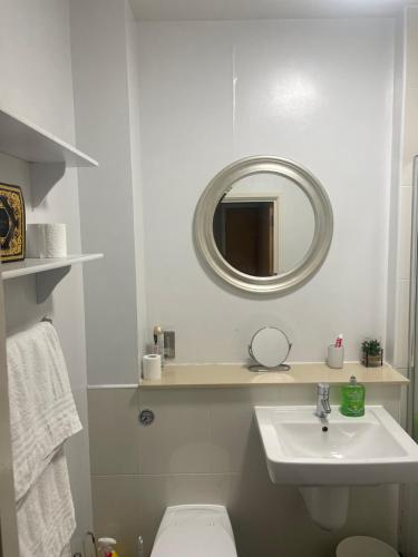 米尔顿凯恩斯Apartment 7的白色的浴室设有水槽和镜子