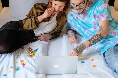 柏林普菲弗贝特酒店的两人躺在床上,手提电脑