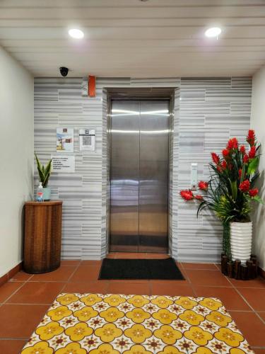 瓜拉丁加奴上城生态酒店 的大堂设有玻璃门和步入式淋浴间