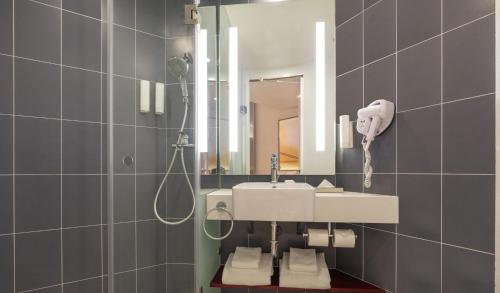 塞恩ibis Thane - An Accor Brand的一间带水槽和镜子的浴室
