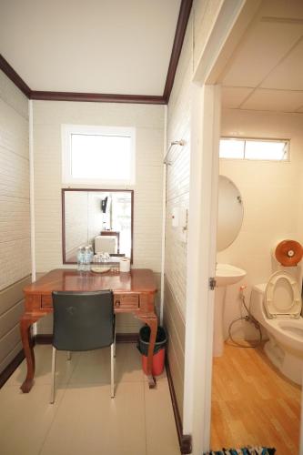 亚兰班萨拜荣格旅馆的小房间设有书桌和卫生间