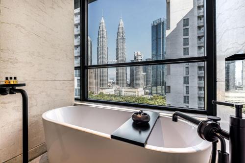 吉隆坡如玛酒店的带浴缸的浴室和大窗户