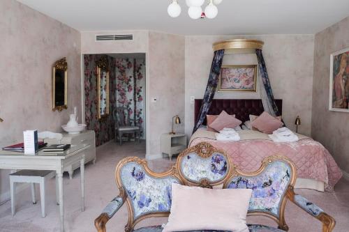 Vallsta欧巴登Spa及度假村的一间卧室配有一张床、一把椅子和一张书桌