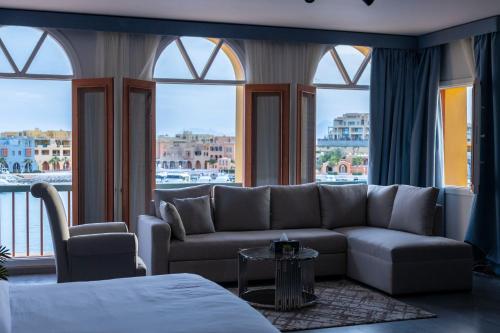 赫尔格达El Gouna Elite Villa's & Apartment's Private Residence with Sea & Garden View's - Hurghada的带沙发和大窗户的客厅