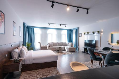 赫尔格达El Gouna Elite Villa's & Apartment's Private Residence with Sea & Garden View's - Hurghada的酒店客房设有床和客厅。