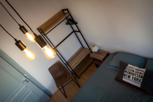 勒芒Bonuit的一间设有蓝色床和灯的房间
