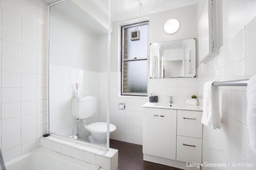 阿米代尔TC GARDENS 11的白色的浴室设有卫生间和水槽。