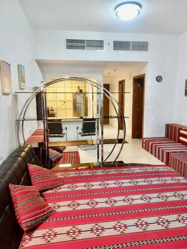 阿吉曼apartment in Ajman for 4 persons near the sea的客房设有一张带红色枕头的大床