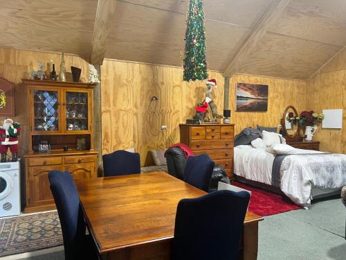 OtakiWaiora la grange cottage的一间卧室配有一张床和一张餐桌
