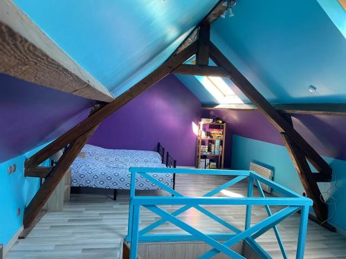 索勒尔堡« Le temps d’un instant » dépendance的一间设有床铺和蓝色天花板的客房