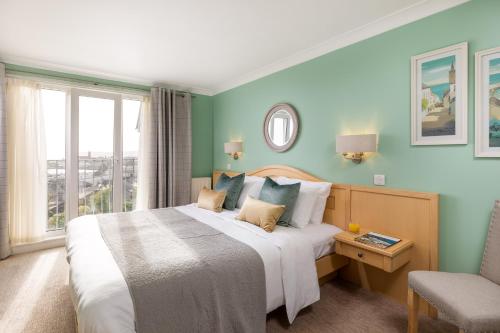 彭赞斯力推彭赞斯酒店的一间卧室设有一张大床和一个窗户。