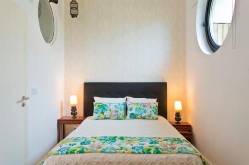 加亚新城Urban Cabin的一间卧室配有一张大床和两盏灯