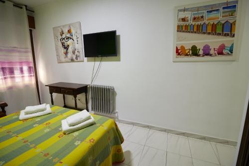 隆达圣女德洛斯雷耶斯酒店的一间卧室设有两张床,墙上配有电视。