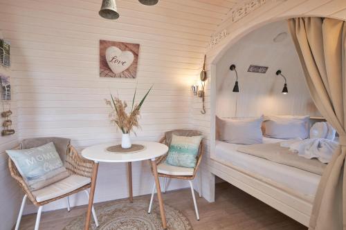 Pareyschwimmendes Iglu Romantik & Family的配有一张床和一张桌子及椅子的房间