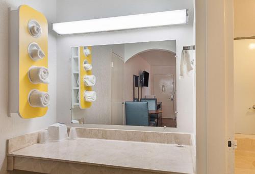 圣安东尼奥Motel 6 San Antonio TX I10 West的一间带大镜子和盥洗盆的浴室