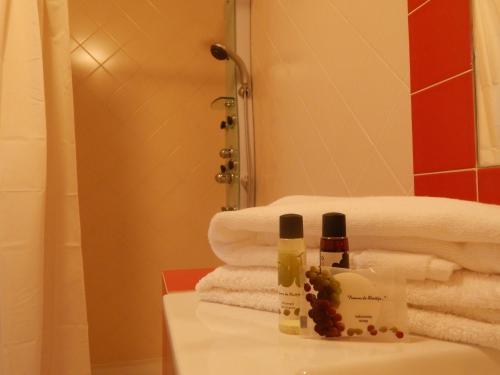 维迪盖拉拉托艾拉斯农家乐的浴室提供毛巾和2瓶水槽