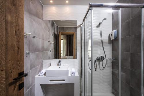 赫索尼索斯哈尔玛精品酒店的一间带水槽和淋浴的浴室